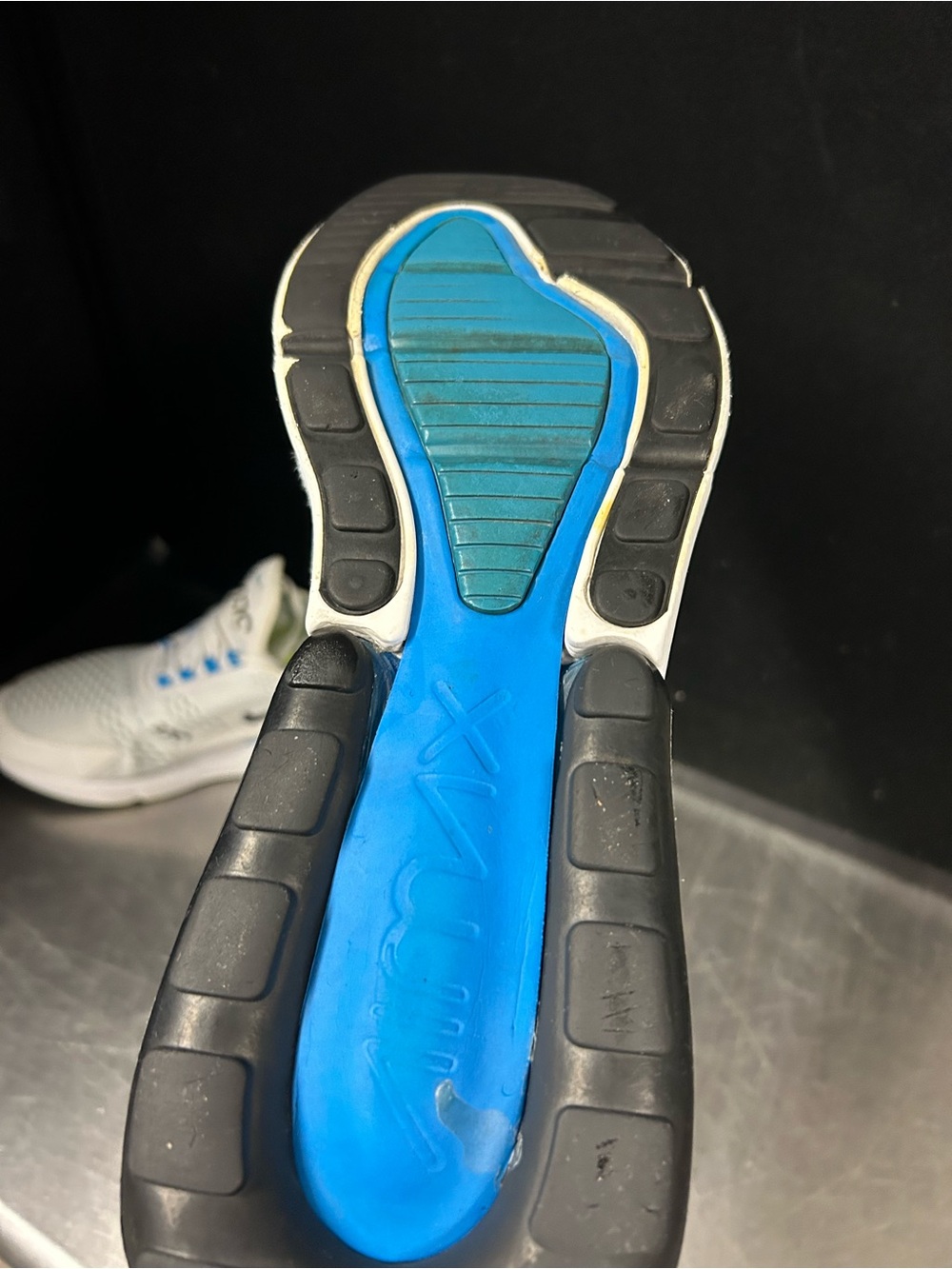 Nike Air Max 270 Size 11 Men - Picture 5 of 9